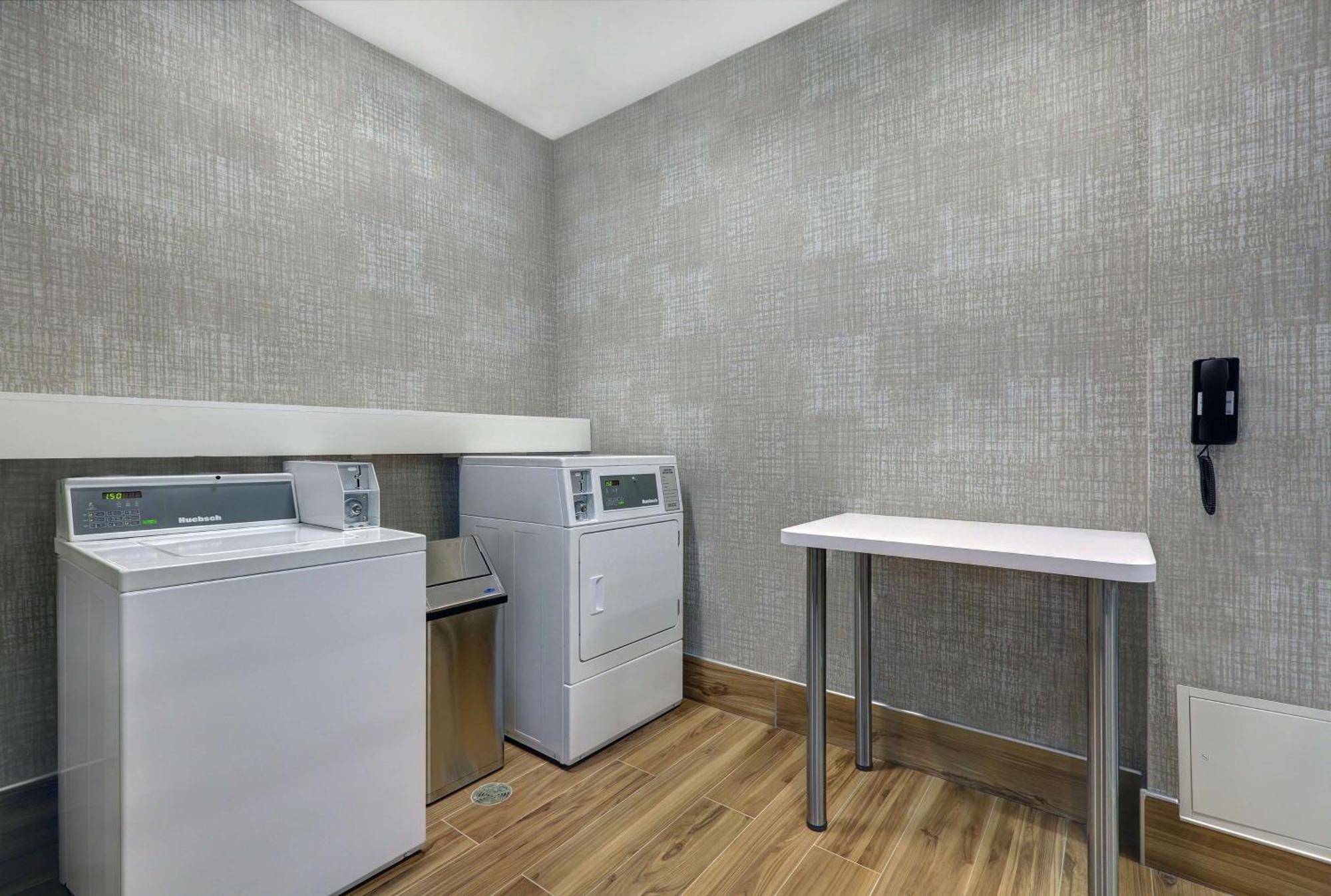 Hampton Inn Peterborough Esterno foto